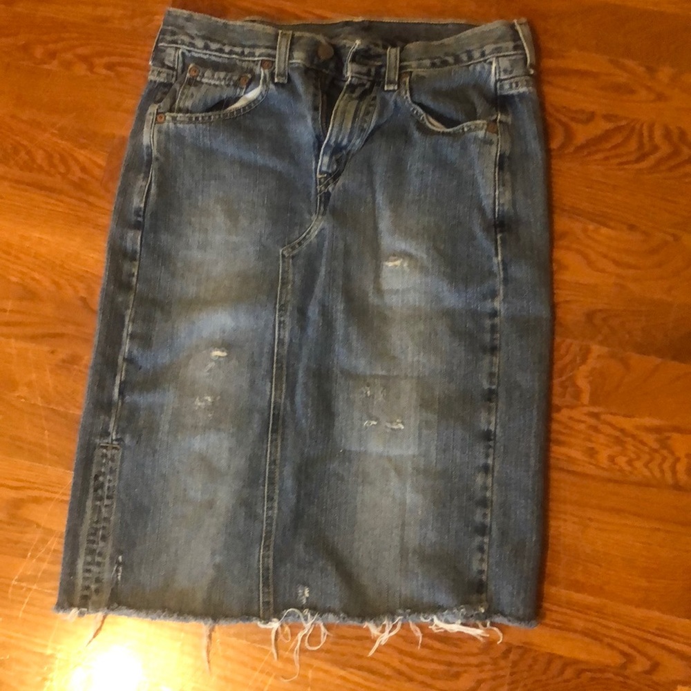 Levi’s midi length jean denim skirt size 2